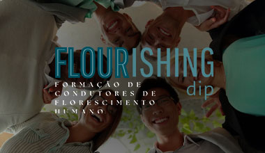 Foto de fundo de pessoas em círculo, abraçadas e olhando para baixo no centro. Sobre a foto a logo do Flourishing Dip nas letras com cor azul, azul claro e branco.